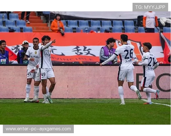 上海海港莱昂纳多边路突破策动反击：战术创新引领足球新风潮