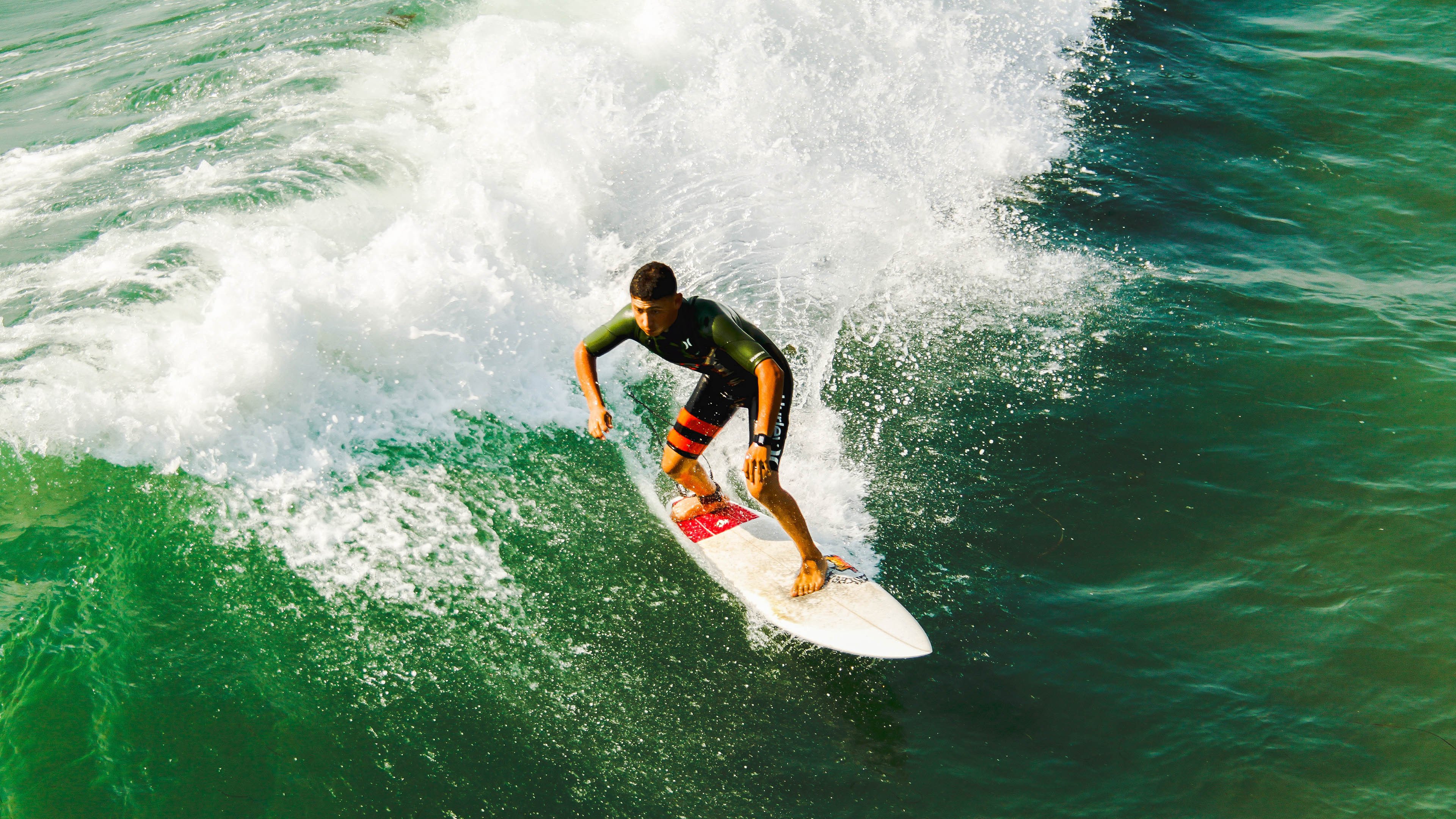 _都市登山挑战:攀越天际线的勇敢征程_,攀登天梯图片